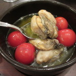 ワインカフェ - 牡蠣とプチトマトのアヒージョ　580円