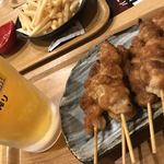 湯あがり食堂 - 生ビール＠530円&白鳥園焼き鳥(3本)＠390円×2
