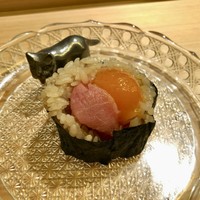 鮨よしかわ 恵比寿 - 卵黄の醤油漬けとトロの太巻き 八丁味噌とみりんのソース