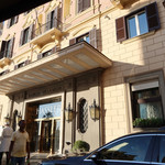 EMME Restaurant - ハスラーの前を通って・・