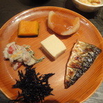 Imotodaikon - 二皿目（塩鯖、ひじき、高野豆腐、かぼちゃ、ポテサラ、黒味噌のふろふき大根）