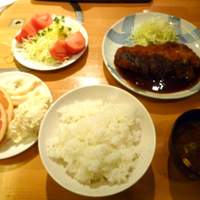 本格肉料理 丸小 - ライス・味噌汁・サラダ・フルーツは食べ放題