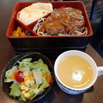 洋風料理 ニシモト - しらすトッピング乗せのサラダやスープ・ライス付、平日限定お昼の洋食弁当860円