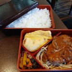 洋風料理 ニシモト - きちんとお重に入った、まさにお弁当のビジュアル！1段目にはハンバーグとオムレツが、蓋付きの2段目にはライスが