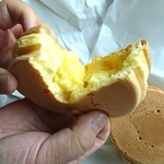おやきの菊水堂 - 「おやき(クリーム)」中はこんな感じ