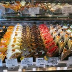 サンニコラ 香林坊店 - ショーケース中央