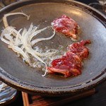 Gochisoumura Kami Shindenten - 若牛の陶板ひと口ステーキ 御膳 の陶板ステーキ