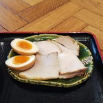 松戸富田麺桜 - 甘エビ特製全部入りつけ麺のチャーシューと玉子