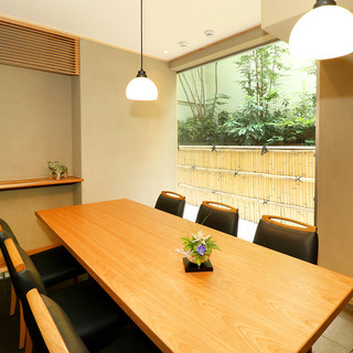 数寄屋風の落ち着いた内装。静かに流れゆくひと時を、大切な方と