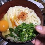 須崎食料品店 - うどん大350円、生卵40円、薬味無料
