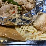 さざなみ - そしてアルミホイルの影には、ペペロンチーノと鶏唐揚げ、茹で卵、そしてなぜか稲荷の皮が…（笑）
