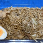 さざなみ - 焼きそばもフードパックいっぱいに盛られていました♫