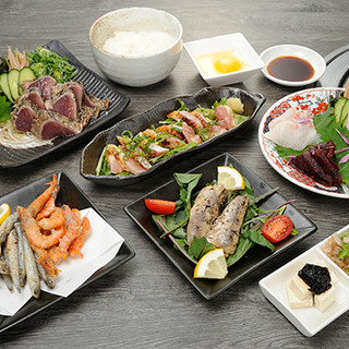 自慢のわら焼きや高知直送の海鮮が味わい尽くせるコースがお得！