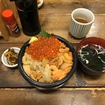 海鮮処 魚屋の台所 別邸 - ハーフ　ハーフウニ丼　イクラ追加