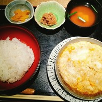 赤坂 ざんまい - 特製親子丼定食、小鉢は鶏そぼろ　税込1100円
