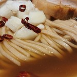 晴耕雨読 - 「煮干ししょうが中華そば」の麺とスープのアップ