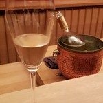 緒方 - ①ルイナール・ブラン・ド・ブラン(シャンパーニュ、フランス)
      葡萄品種:シャルドネ100%