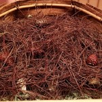 緒方 - ①松茸(兵庫県丹波産or和歌山県冨貴産)の天麩羅
      松林の恵みをイメージして落ち松葉&松ぼっくりに紙に包まれた松茸天麩羅を被せて登場。
      遊び心がニクいですね。