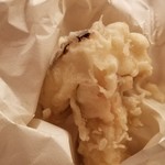 緒方 - ①松茸(兵庫県丹波産or和歌山県冨貴産)の天麩羅
      和紙の包みを開き松茸をガブッ！と。
      松茸の熱々の蒸気がドン！と拡がり、薫りと旨みが押し寄せます。
      シャキシャキ食感も素晴らしく悶絶！