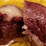 緒方 - ②和栗(長野県小布施産)と菊のお椀
      そして大きな栗は渋皮のアク抜き、和三盆で煮てから揚げたという手を掛けたもの。
      しっかり甘いが優しい味わい、完成度の高さに刮目します。