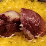 緒方 - ②和栗(長野県小布施産)と菊のお椀
      黄色が鮮やかな菊の花は下茹でされ、アクも無く、ほのかな甘みさえ感じます。
      いつもよりお出汁の味わいを控えめにしている感じがします。