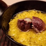 緒方 - ②和栗(長野県小布施産)と菊のお椀
      鮮やかな黄色、中央には大きな栗！
      鰹節は分かったが、菊花の味わいもあり、昆布の違いを味分けられず。
      まだまだ修行が足りません。(>_<")