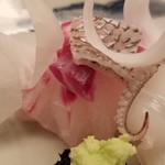 緒方 - ③真鯛(兵庫県明石産)、身と炙り皮
      しっかり脂がのった秋の真鯛で旨みが強い
      微かにコリ感を残す仕込み、寝かせは浅めでしょうか。
      アラメ塩とお醤油で頂きました。