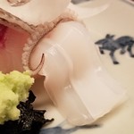 緒方 - ④障泥烏賊(アオリイカ)(福井県小浜産)、身と炭火炙り下足
      時期的に今年産まれた育ち盛りの烏賊？
      適度な軟らかさと爽やかな甘みはこの時期ならでは。