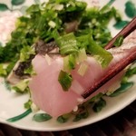 緒方 - ⑤秋鰆(兵庫県明石産)の炭火炙り
      産卵期は春～初夏、旬は秋～冬。
      穏やかな飴色で身は軟らかく、炙りの芳ばしさ、脂のりもまずまず。
      旬でより脂がのった鰆もあるはずだが前後の流れで控えめな鰆を選択かしら？