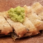 緒方 - ⑥鰻(滋賀県琵琶湖産)の白焼き
      8月に引き続き大鰻を頂きました
      今回も直焼きされた大鰻の身から溢れ出す脂が濃厚でエネルギッシュ！
      パリッと焼き上げられた皮も天然らしいゴツさ！旨みが凝縮してます。