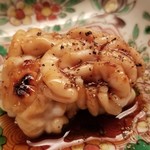 緒方 - ⑦真鱈の雲子(岩手県宮古産)の炭火炙り
      サッと湯引きして炙ってあり、超レア感と芳ばしさが同居する絶妙な火入れ
      粘度の低いタレと黒胡椒がマッチ。
      コクのある旨み、爽やかなクリーミーさが印象的です。