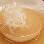 緒方 - ⑧煮玉葱(京都府鷹ヶ峰産)、鼈の出汁餡
      ｢月と鼈｣というテーマ
      鼈出汁は滋味深くコクがあり、食べ易く美味しい♪
      玉葱は敢えて軟らか過ぎず、甘くなり過ぎずして鼈出汁とマッチする仕上げでした。