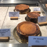Hart Bageri - チーズケーキやチョコレートケーキもあります。
