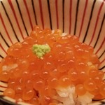 緒方 - ⑩イクラ(北海道産)の玉子掛けご飯
      筋子の皮を生で剥ぎ、イクラをサッと蒸して加熱、超レア・超トロな温泉イクラ。
      薄皮に加熱よる変色や濁りは無く、旨みと甘み、コクだけが強烈な主張をしてきます。
