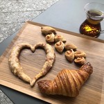 ル・シュクレクール 北新地 - パンクール、クロワッサン、エピ、アッサムティー(HOT)