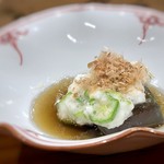 鮨旬美西川 - 茄子の揚げ浸し、山芋のせ・・揚げた茄子は美味しいですし、出汁もいい味わい。