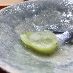 鮨旬美西川 - 口直しの「葡萄」と「洋梨のピューレ」・・お写真を撮りわすれたことに気付くのが遅く、殆ど頂いてしまいました。m(__)m