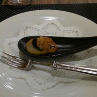 ポム・ダダン - アミューズは香川産キャビアの一口オードブル