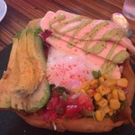 MUCHO MODERN MEXICANO - グリルチキンとアボガドのトスターダスサラダ