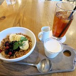 カフェ＆ブックス ビブリオテーク - 季節のフルーツグラノーラドリンク付き720円ｗ