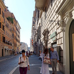 CANOVA - パグも一緒に立ち話