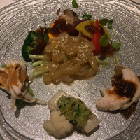 カントニーズ 燕 - くらげ / 茹で鶏の三種ソース / 季節野菜のバラエティ