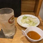 元祖 7種の牛串がある店 焼鳥居酒屋 はなぶさ - 焼鳥用のキャベツとタレ