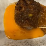 元祖 7種の牛串がある店 焼鳥居酒屋 はなぶさ - 幻のつくね、失敗しました黄身小皿に乗せたままつけた方がよかった。全部黄身まみれ。