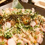 四季旬菜酒場 壱 - 鶏わさ(手前ムネ肉、奥もも肉)
