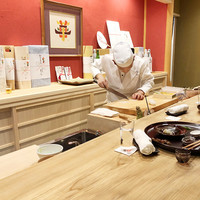 東茶屋 なかむら - 表で包丁さばきを主な調理は裏手