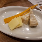 馬肉バル プニー - お通しのチーズ