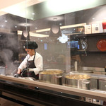 Alitalia Lounge Gate E - 料理人が見えるラウンジ