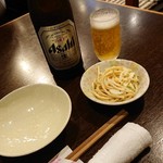 Yoridokoro Kokorone - アサヒビンビールとお通しとテーブルセット。