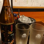 Yoridokoro Kokorone - 黒霧島5合ボトルと氷、水のセット。